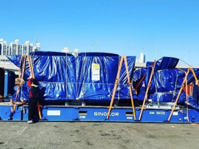 青島--韓國 設(shè)備超限大框架以及鋼材運輸至目的港口岸吊機作業(yè)運輸